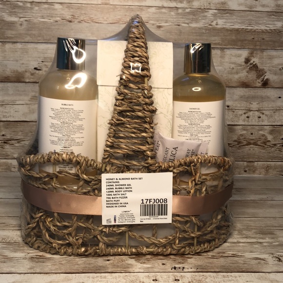 “Lovery” brand, 7 piece bath gift set in honey & almond scent -NWT - Picture 8 of 14